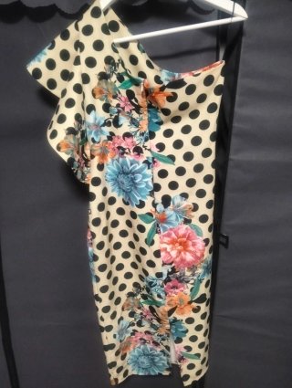 Vestido de fiesta con lunares y flores
