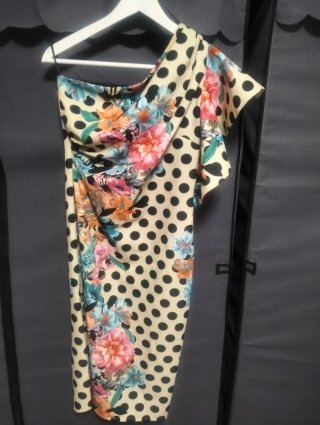 Vestido de fiesta con lunares y flores