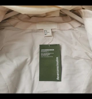 Chaqueta de traje bordada beige y dorada