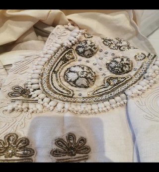 Chaqueta de traje bordada beige y dorada