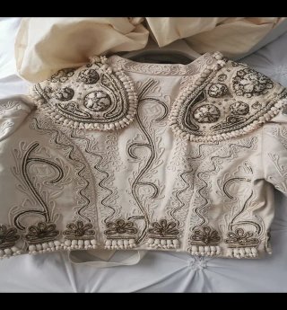 Chaqueta de traje bordada beige y dorada