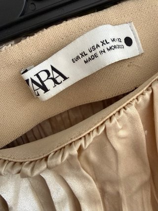 Falda Zara plisada dorada