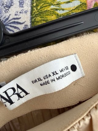 Falda Zara plisada dorada