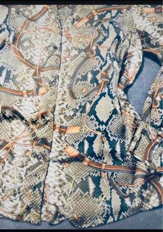 Blusa estampada serpiente y cinturones