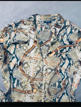 Blusa estampada serpiente y cinturones