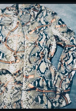 Blusa estampada serpiente y cinturones
