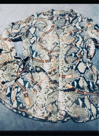 Blusa estampada serpiente y cinturones