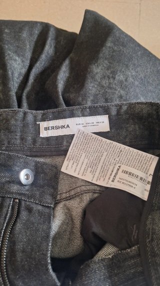 Jeans anchos Bershka barrel negros, para mujer. Nu
