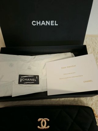 Pochette Chanel nera con dettagli oro