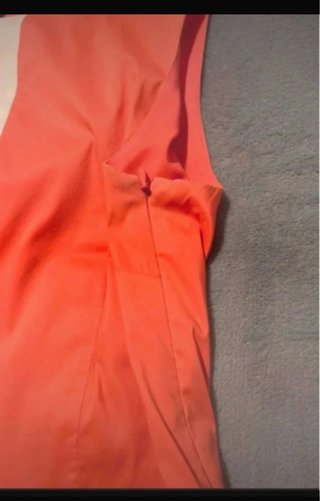 Vestido coral con detalle blanco