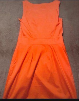 Vestido coral con detalle blanco
