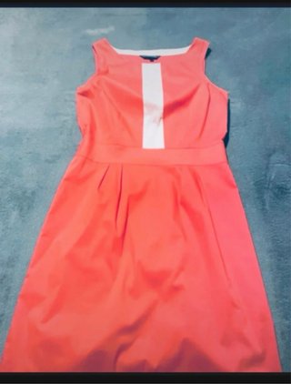 Vestido coral con detalle blanco