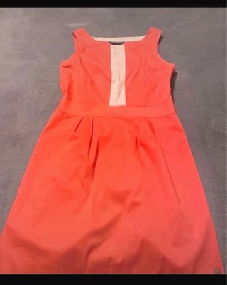 Vestido coral con detalle blanco