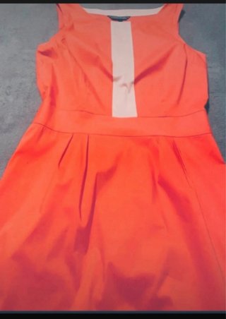 Vestido coral con detalle blanco