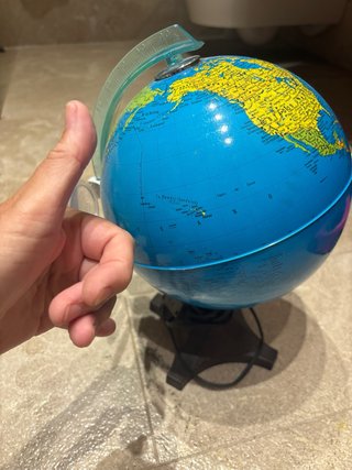 Globo terráqueo giratorio con lupa y luz