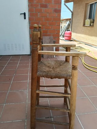 Trona de madera con asiento de esparto