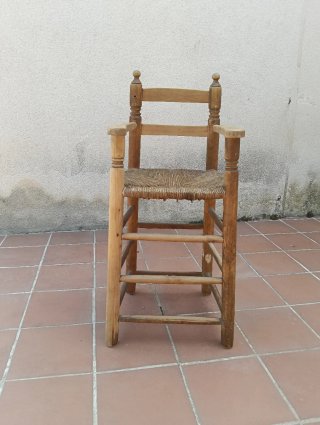 Trona de madera con asiento de esparto