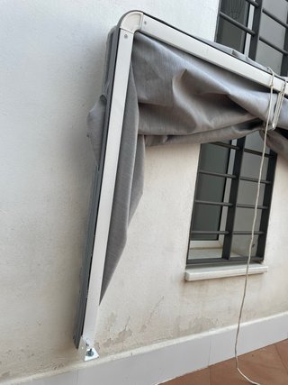 Toldo gris para ventana o puerta