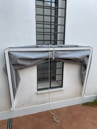 Toldo gris para ventana o puerta