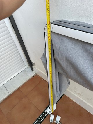 Toldo gris para ventana o puerta