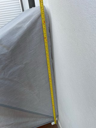 Toldo gris para ventana o puerta