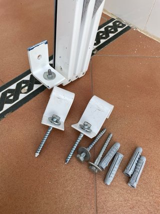 Toldo gris para ventana o puerta