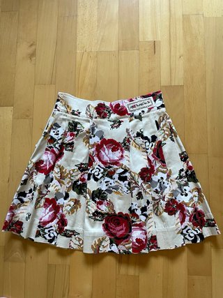 Falda beige con estampado