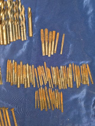Brocas y tornillos antiguos varios tamaños y usos