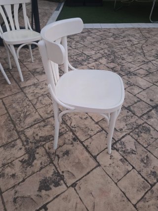 Sillas de madera blancas en Villaconejos