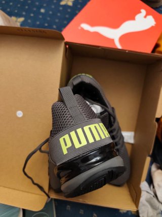 Zapatillas Puma grises con detalles verdes