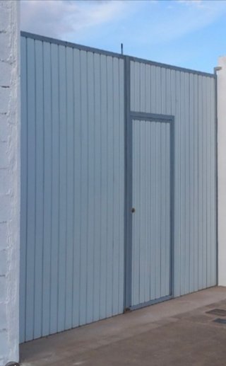 Puerta de chapa solar