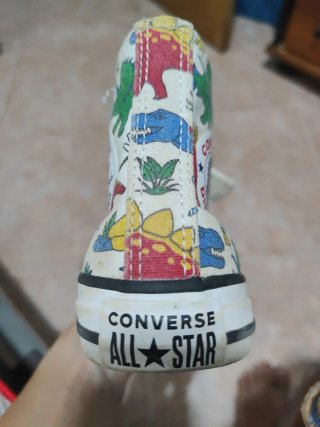 Converse dinosaurio niño talla 31 con poco uso