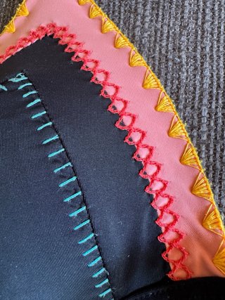 Bikini negro con detalles naranja y rosa