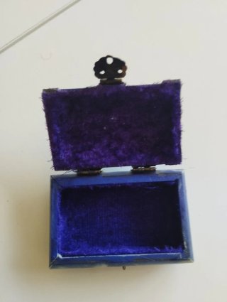 Cofre joyero azul con detalles dorados