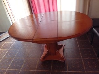 Mesa de comedor redonda de madera