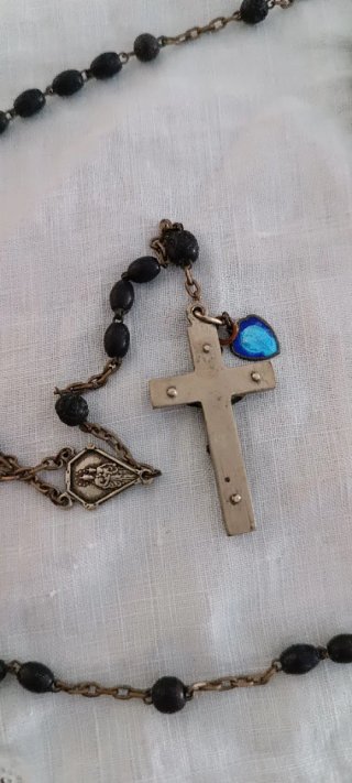 Rosario de cuentas negras con cruz