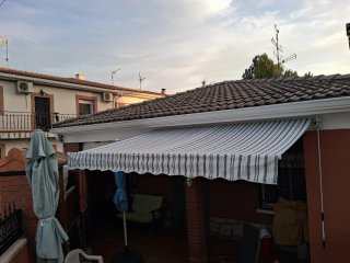 Toldo extensible gris y blanco