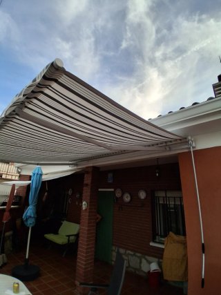 Toldo extensible gris y blanco