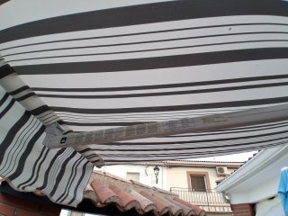 Toldo extensible gris y blanco
