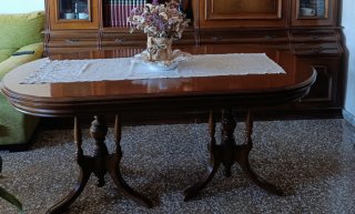 Mesa de comedor ovalada de madera