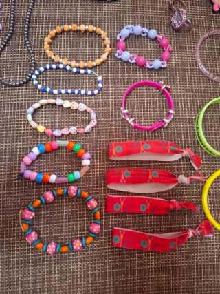 Lote de collares y pulseras infantiles