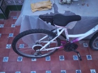 Bicicleta infantil blanca y rosa