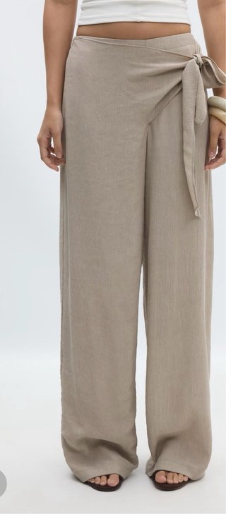 Pantalón ancho beige atado