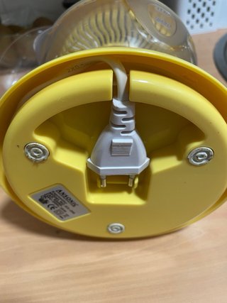 Exprimidor eléctrico amarillo con recogecable