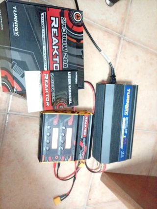 Cargador Turnigy Reaktor 2x300W + Fuente 1080W