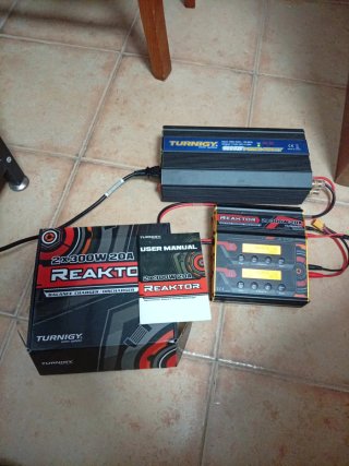 Cargador Turnigy Reaktor 2x300W + Fuente 1080W