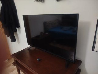 Mueble madera y TV 32"