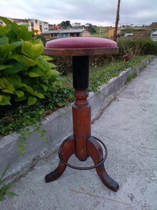 Banqueta madera 3 patas tapizada rosa