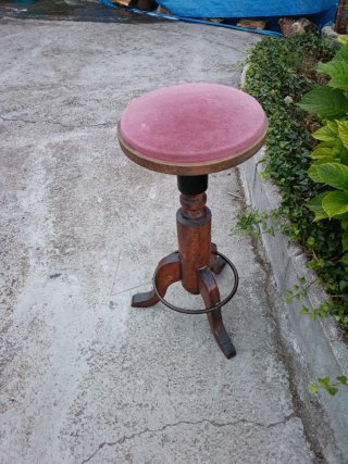 Banqueta madera 3 patas tapizada rosa