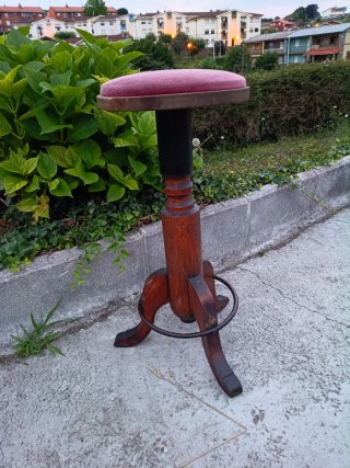 Banqueta madera 3 patas tapizada rosa